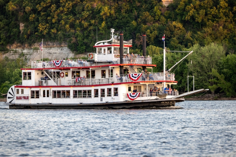 riverboat cruises down mississippi river